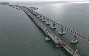 Nhịp đầu tiên của cầu Crimea được lắp đặt sau vụ nổ bom xe