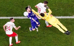 Thủ môn Ba Lan 'quỵt nợ' Messi 100 euro, sau khi thua... 'quả phạt đền'