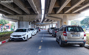 Hà Nội: Cầu vòm 65 tỷ đồng dành cho xe máy biến thành bãi đỗ ô tô, nơi đổ rác