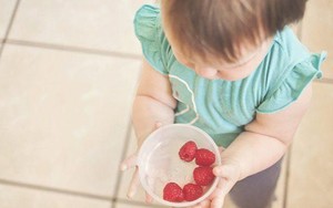 Cách khơi dậy và nuôi dưỡng bản năng vị tha ở trẻ