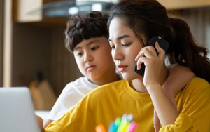 Dọn bàn học giúp con, tôi giật mình khi đọc những lời nhận xét của cô giáo