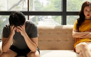 Nửa đêm, chồng về nhà với mùi nước hoa nữ nhưng không chịu ký đơn ly hôn