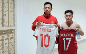 Văn Quyết và 'Messi Lào' đổi áo cho nhau