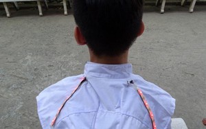Áo choàng kiêm xi nhan cho người đi xe đạp
