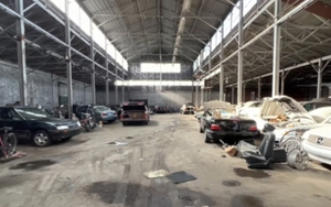 Phát hiện nhà kho bỏ hoang chứa siêu xe Rolls-Royces, BMW