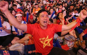 Người dân TP.HCM hào hứng cổ vũ đội tuyển Việt Nam, vỡ oà với bàn thắng của Tiến Linh