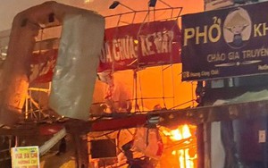Hà Nội: Cháy tiệm sửa chữa xe máy kèm tiếng nổ lớn, nhiều người bị thương