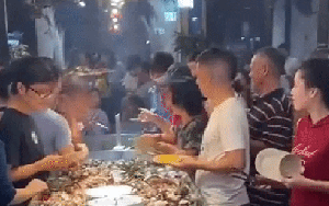 Nhiều người ăn buffet thường cố ăn thật nhanh và nhiều nhưng hoá ra cách làm này hoàn toàn sai và còn bị “lỗ” nặng