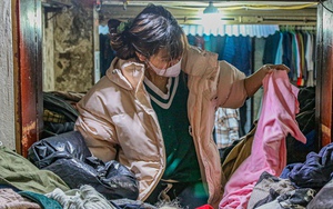 Hà Nội: “Bơi” giữa đống đồ si chất cao như núi để tìm được quần áo rẻ đẹp dịp cuối năm