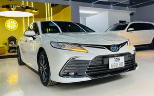 Toyota Camry biển tứ quý 8 giảm giá 400 triệu sau 1 tháng: Giá mới vẫn ngang Lexus ES 'đập hộp'