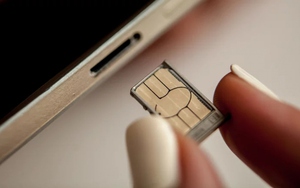 Cách mở khe cắm thẻ SIM trên điện thoại mà không cần dụng cụ tháo chuyên dụng