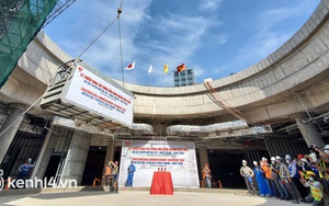 Giữa năm nay tàu Metro ở Sài Gòn chạy thử nghiệm, nhà ga ngầm trung tâm Bến Thành đã dần rõ dáng rồi!