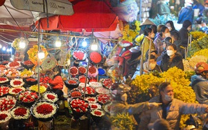 Cảnh trái ngược tại chợ hoa lớn nhất Hà Nội mùa Valentine: Hoa cúng "lên ngôi", hoa tình yêu "mất giá"