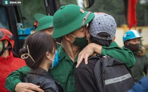 Giây phút xúc động tiễn người thân lên đường nhập ngũ ở Nghệ An và Hà Tĩnh
