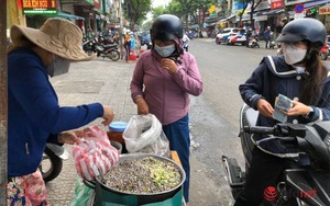 Bán thứ ốc sặc sỡ, nhỏ như khuy áo, nhiều người lắc đầu 'có gì mà ăn', chủ kiếm tiền triệu mỗi ngày