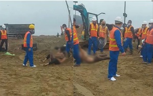 Xôn xao đoạn clip nhiều công nhân kéo lê nhóm phụ nữ chỉ mặc áo ngực ở công trường