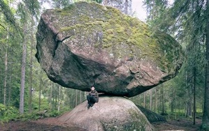 Những tảng đá giữ thăng bằng đáng kinh ngạc nhất trên thế giới