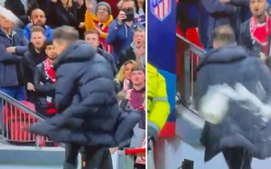 Cay cú vì đội nhà thua trận, fan MU tới tấp ném cốc nước vào Simeone