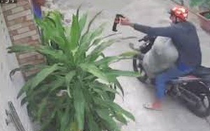 CLIP: Trộm chó bị phát hiện, hung hăng chĩa súng dọa bắn chủ nhà
