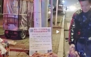 Bé 10 tuổi vừa làm bài vừa bán khoai trong đêm lạnh, lý do khiến ai nấy lặng người