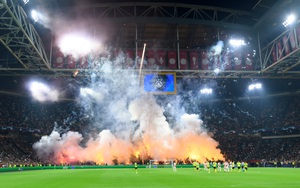 Video: Kinh hoàng cảnh tượng CĐV Ajax đốt sân vận động Johan Cruyff