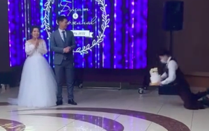 Nhân viên nhà hàng gặp tai nạn thót tim ngay trong lễ cưới, thái độ của cô dâu chú rể khiến dân mạng tranh cãi