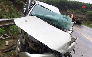 Xe bán tải chở gia đình thai phụ bị "vò" nát sau tai nạn kinh hoàng