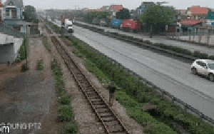 Clip: Đứng nghe điện thoại sát đường tàu, người đàn ông bị cán tử vong