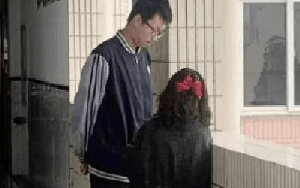 Khoảnh khắc cô giáo 1m5, trò 2 mét gây bão mạng xã hội Trung Quốc: Rồi ai đang trách mắng ai?