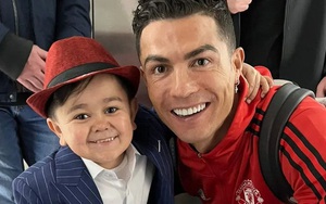 Thân phận đặc biệt của "cậu nhóc" được Ronaldo và dàn sao MU chụp ảnh chung: Bé mà không bé tí nào!