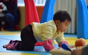 Bé 3 tuổi vẫn chưa biết đi, bác sĩ vừa khám đã khuyên mẹ báo cảnh sát
