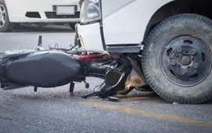 Mải nhìn điện thoại nhận cuốc đặt xe, tài xế công nghệ gặp tai nạn đau đớn