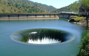Không phải ảnh Photoshop, những cái hố nước này có thật trên Trái Đất, nhưng chúng chảy đi đâu?