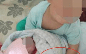 Con gái sơ sinh thường khóc thét khi nhìn thấy anh trai, người mẹ sốc nặng khi biết được sự thật