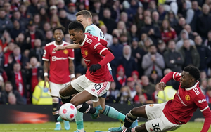 Đốn ngã Rashford trong vòng cấm, Elanga bị mỉa mai
