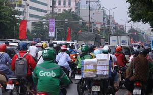 Ngày làm việc cuối cùng trước nghỉ lễ, khách 'kêu trời' vì book xe mòn mỏi không tài xế nào nhận chuyến - Bắt 1 cuốc xe đợi hàng giờ, giá tăng gấp 2-3 lần ngày thường