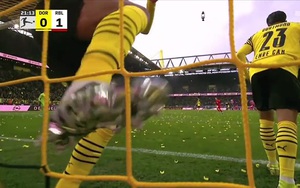 Cay cú vì đội nhà bị dẫn trước, sao trẻ Dortmund nổi cáu đạp thẳng máy quay của đài truyền hình