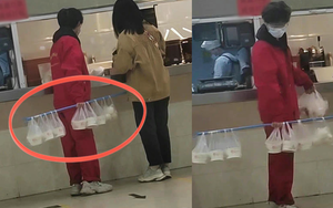 Thanh niên đi mua đồ ăn phải treo lên gậy, hỏi ra mới hiểu đời sống sinh viên quá éo le