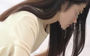 Đang ăn thì nôn ra máu, cô gái trẻ nằm trên giường bệnh bật khóc hối hận vì có thói quen này