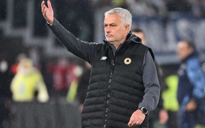 Đội bóng của Mourinho vướng hàng loạt rắc rối trong trận thua sốc: Bị CĐV ném tuyết, BHL lao vào tấn công HLV đối thủ