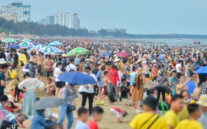 Hàng nghìn người chen chúc tắm biển Sầm Sơn ngày đầu nghỉ lễ