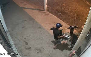 Camera "tóm" 2 đối tượng cắt khóa cửa hàng bán đồ nội địa Nhật