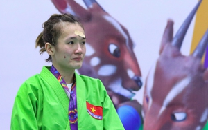 Trượt tấm huy chương trong dự tính, nữ võ sĩ Việt Nam bật khóc trên bục nhận giải