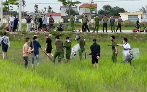 Vây bắt tên trộm đâm 2 người bị thương rồi cầm dao cố thủ dưới ruộng lúa