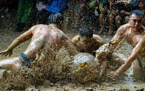 Ảnh, clip: Thanh niên đóng khố, vật lộn trong bùn để tranh quả cầu nặng 20kg tại lễ hội 4 năm mới có một lần