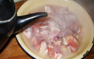 Đừng chần hay rửa nước nóng, đây mới là cách xử lý giúp thịt lợn ra hết chất độc hại