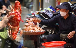 Mẹt ghẹ vỉa hè đắt nhất Hà Nội & lời đồn bà chủ U70 bán hàng rong tậu được biệt thự Hồ Tây