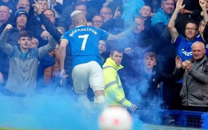 Richarlison đối mặt với án phạt nặng vì ném pháo sáng lên khán đài