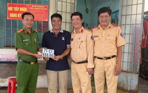 Người đàn ông bấm được biển "ngũ quý" 666.66 ở trụ sở công an xã