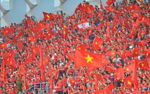 CĐV phủ đỏ SVĐ Cẩm Phả "tiếp lửa" cho tuyển nữ Việt Nam, 1 chung cư ở Hà Nội thuê màn hình "khủng" để người dân cùng theo dõi